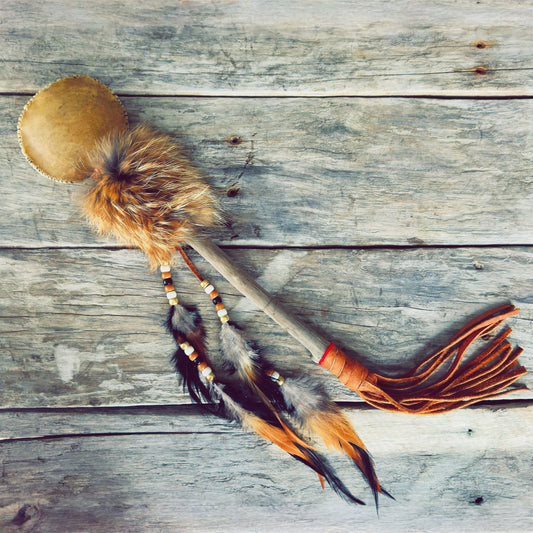 Grand hochet de cérémonie autochtone Esprit du Renard, fabriqué à la main avec peau de cerf, fourrure de renard, bois de grève du Piekuakami et cuir d'orignal par un artisan Ilnu.