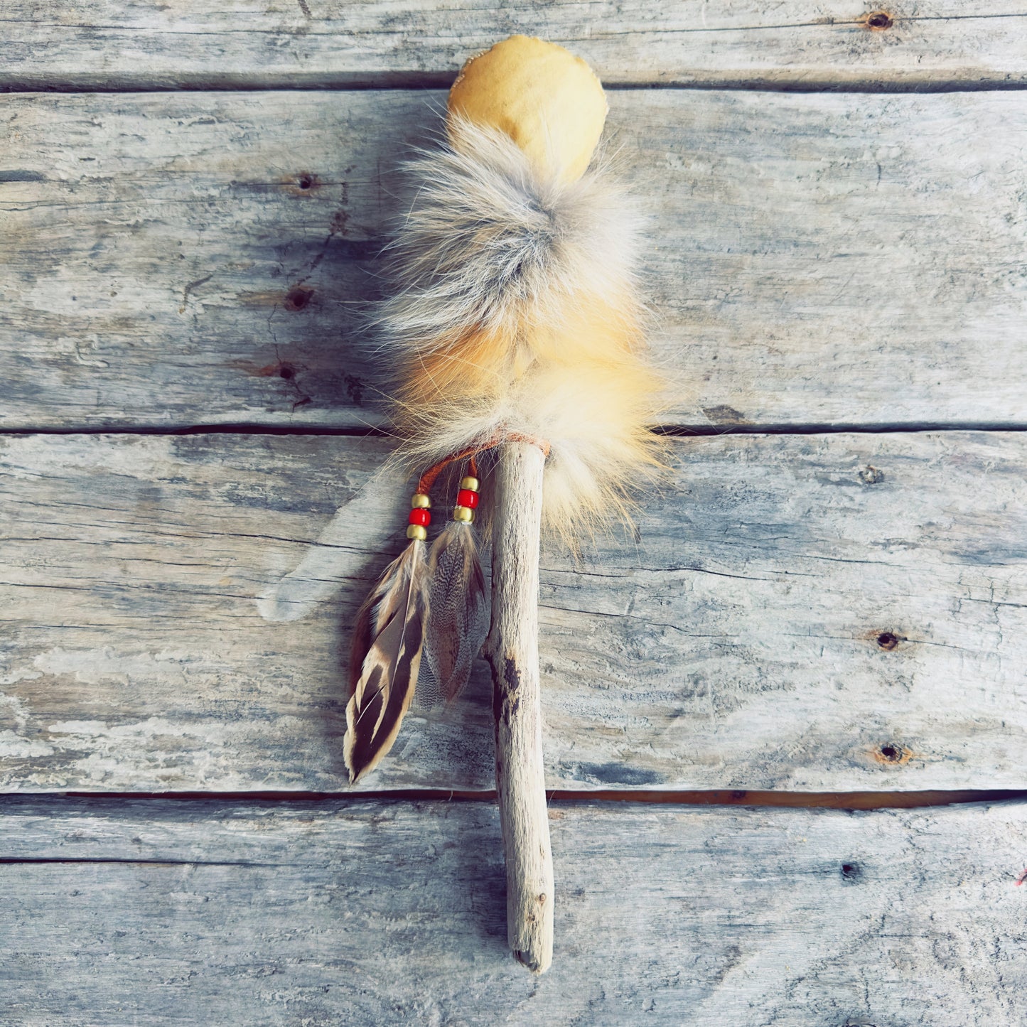Hochet spirituel fait à la main utilisé pour rituels et purification en artisanat autochtone