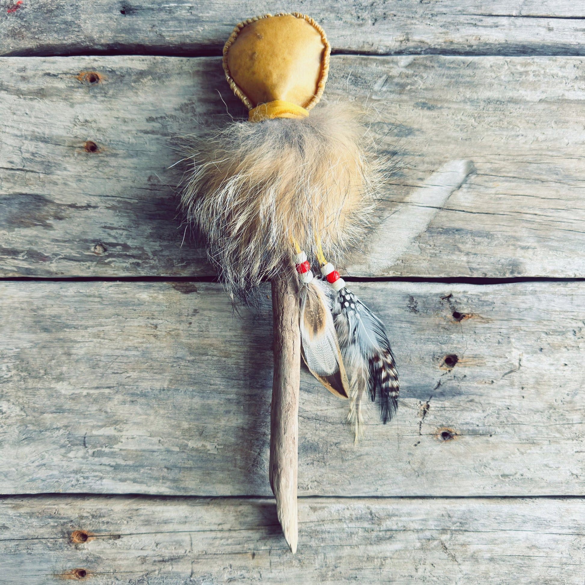 Hochet spirituel autochtone artisanal réalisé en cuir de cerf véritable et plumes naturelles