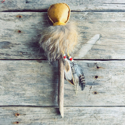 Hochet spirituel autochtone artisanal réalisé en cuir de cerf véritable et plumes naturelles