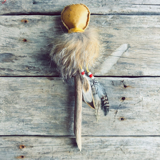 Hochet spirituel autochtone artisanal réalisé en cuir de cerf véritable et plumes naturelles