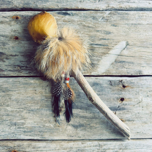 Hochet spirituel autochtone authentique en cuir de cerf véritable et plumes naturelles