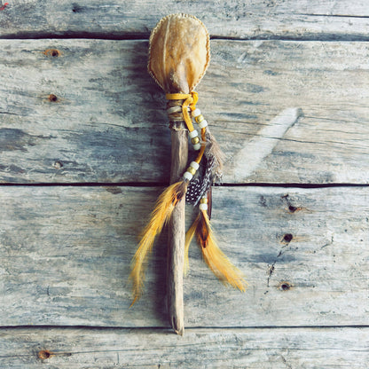 Hochet spirituel autochtone fabriqué à la main avec cuir de cerf véritable et plumes naturelles
