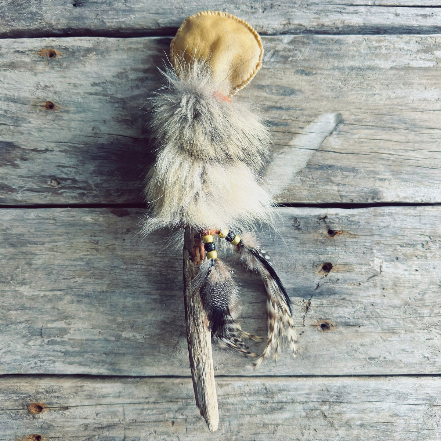 Hochet spirituel autochtone fait à la main avec cuir de cerf véritable et matériaux naturels