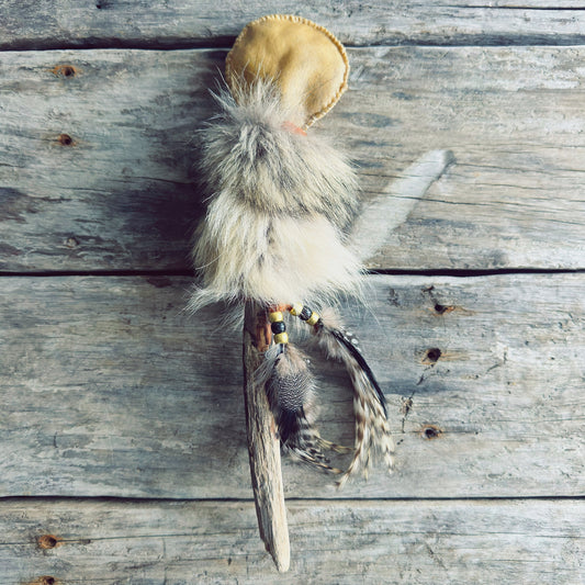 Hochet spirituel autochtone fait à la main avec cuir de cerf véritable et matériaux naturels