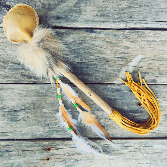 Hochet spirituel autochtone en fourrure de Lynx du Canada, réalisé à la main avec peau de cerf, bois de grève et cuir d'orignal.
