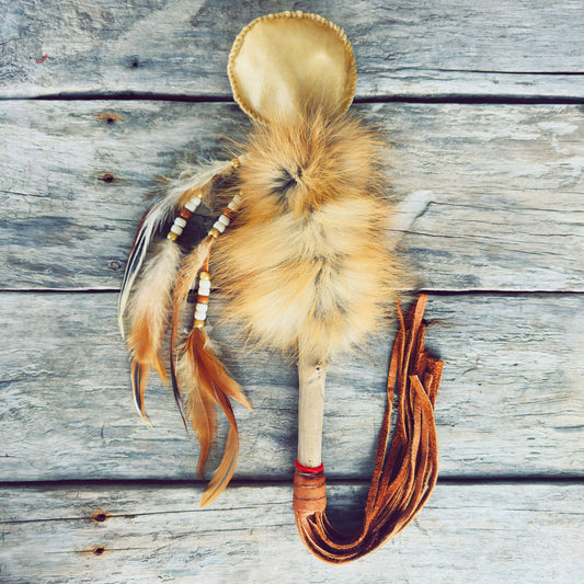 Hochet spirituel autochtone artisanal avec fourrure de renard roux et plumes naturelles de coq