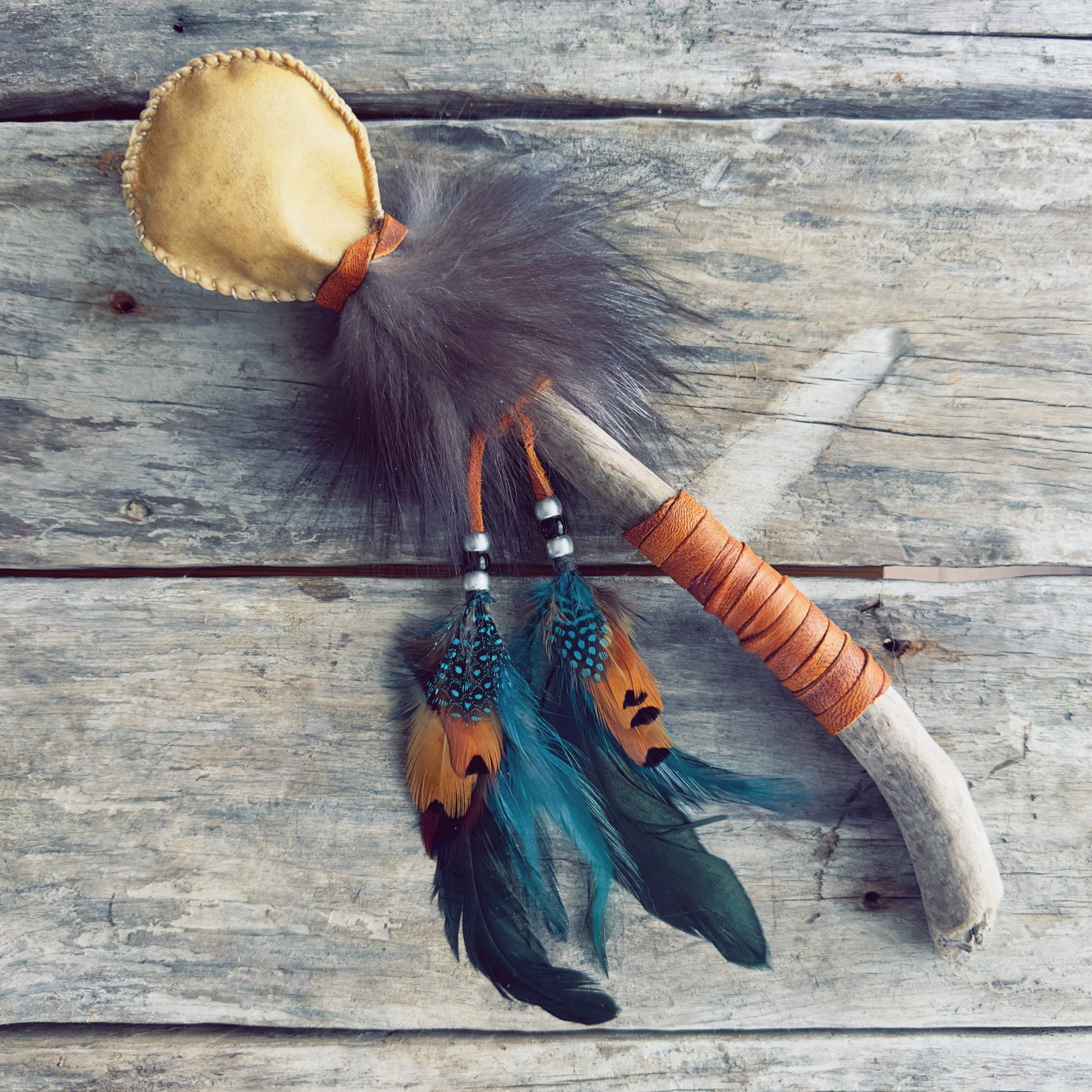 Hochet spirituel rituel cérémonie purification énergie couleurs intenses objet sacré autochtone cuir d’orignal fourrure naturelle