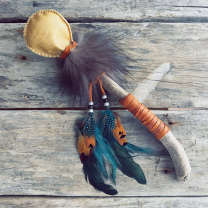 Hochet spirituel rituel cérémonie purification énergie couleurs intenses objet sacré autochtone cuir d’orignal fourrure naturelle