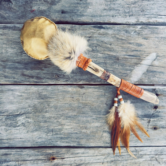 Hochet chamanique grand format purification énergie rituel cérémonie objet spirituel autochtone cuir d’orignal fourrure naturelle
