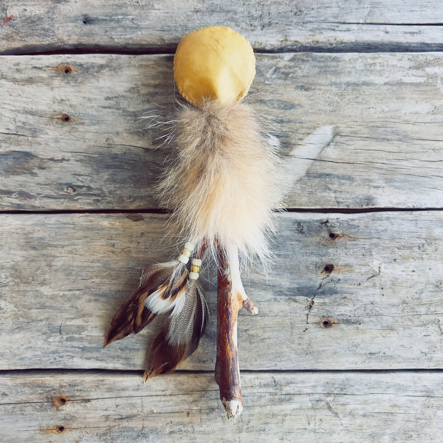 Hochet spirituel artisanal utilisé en cérémonie pour connexion aux esprits et ancrage spirituel