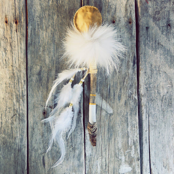 Hochet spirituel loup blanc en fourrure naturelle
