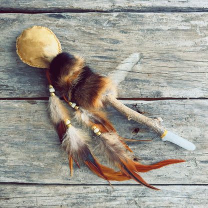 Hochet spirituel autochtone en fourrure de renard croisé fait à la main avec cuir d’orignal et matériaux naturels