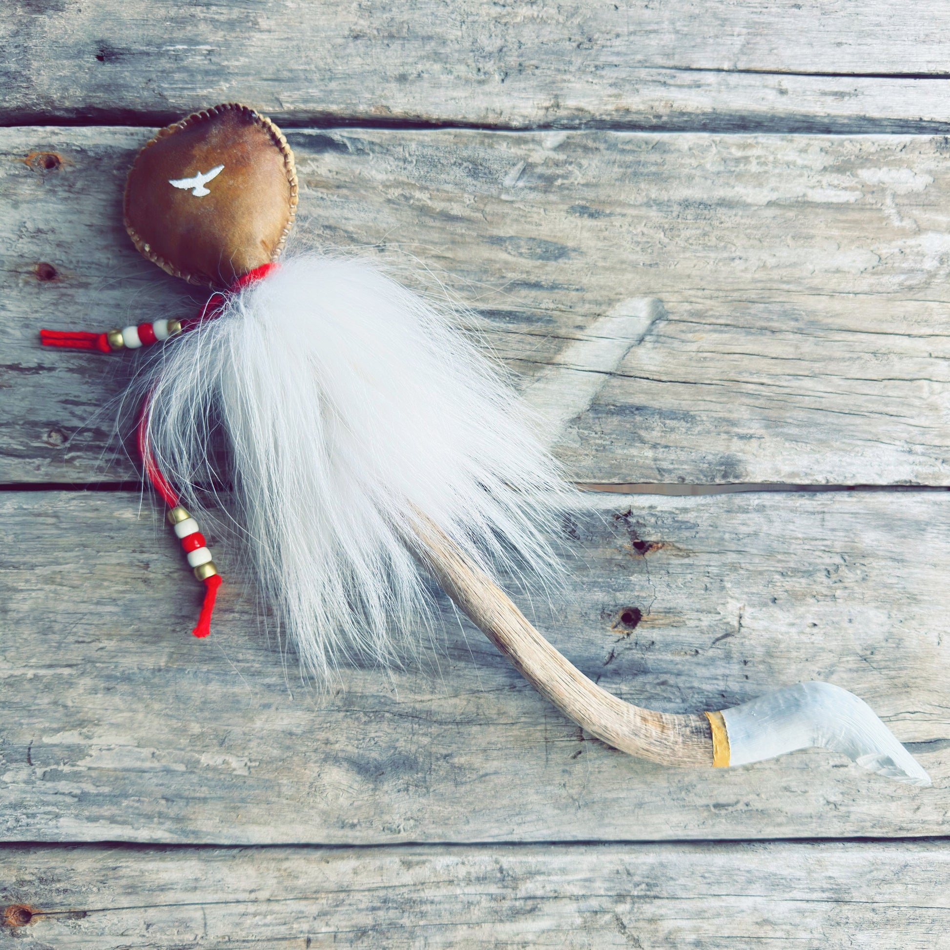 Hochet spirituel autochtone inspiré du loup avec cuir d’orignal véritable, plumes naturelles et fabrication artisanale