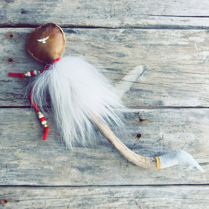 Hochet spirituel autochtone inspiré du loup avec cuir d’orignal véritable, plumes naturelles et fabrication artisanale
