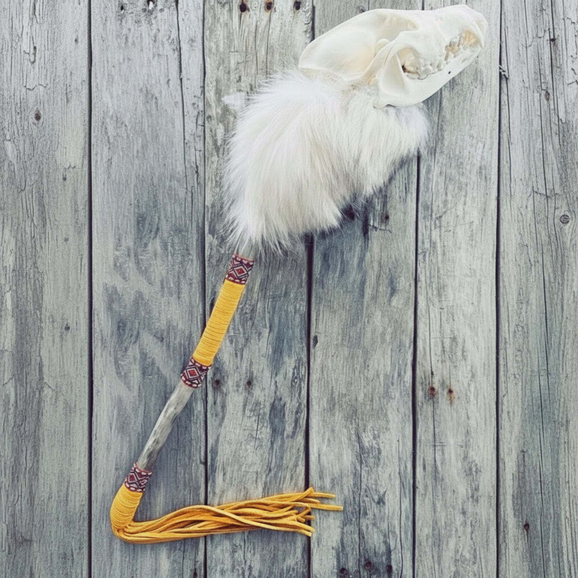 Bâton de loup d’exception avec véritable crâne de loup, fourrure blanche et cuir d’orignal, création autochtone haut de gamme.
