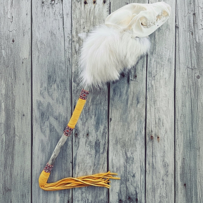 Esprit du loup blanc – bâton cérémonial – œuvre d’exception Esprit animal