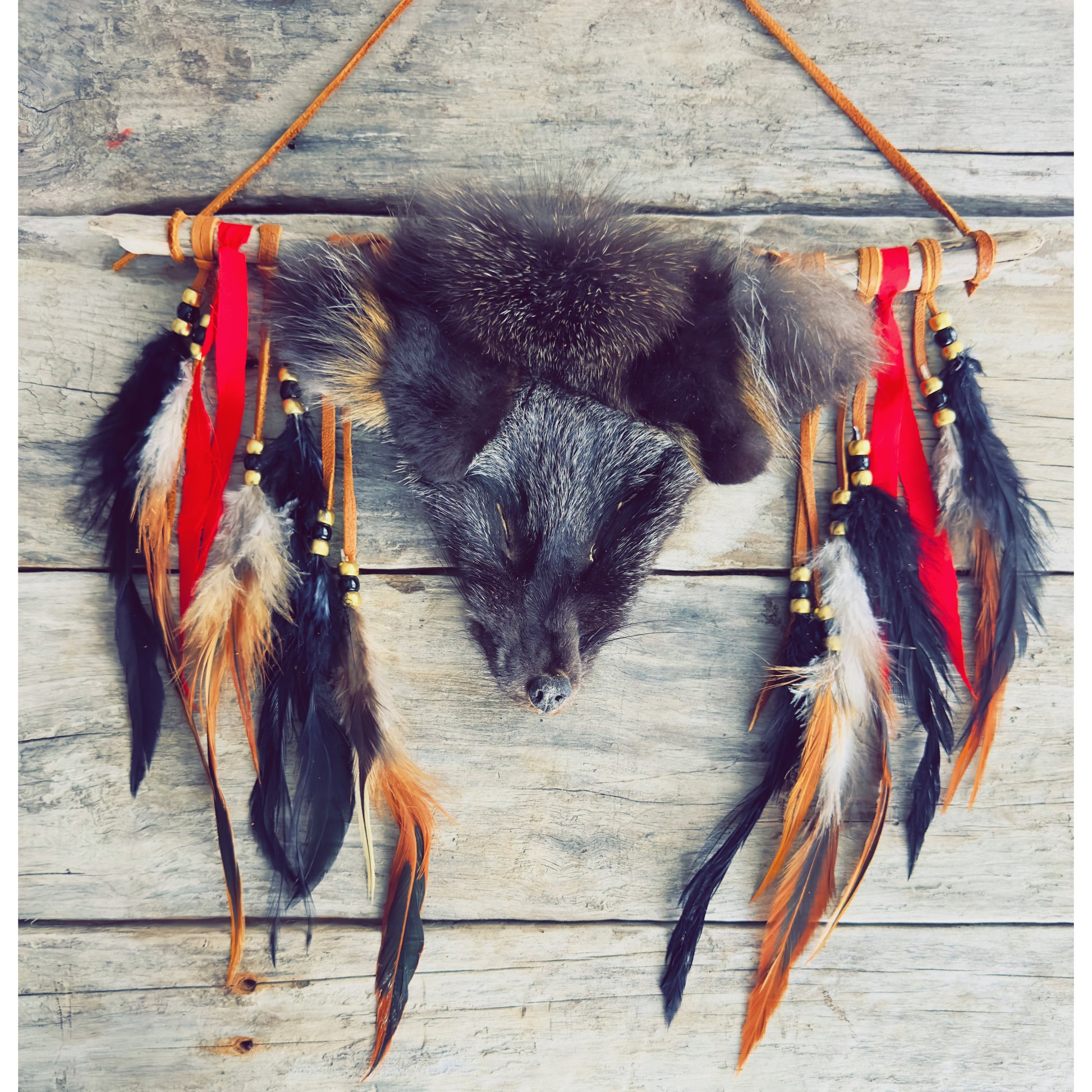 Œuvre Native unique avec véritable tête de renard et éléments artisanaux faits à la main.