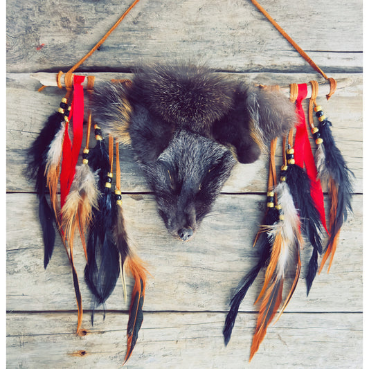 Œuvre Native unique avec véritable tête de renard et éléments artisanaux faits à la main.