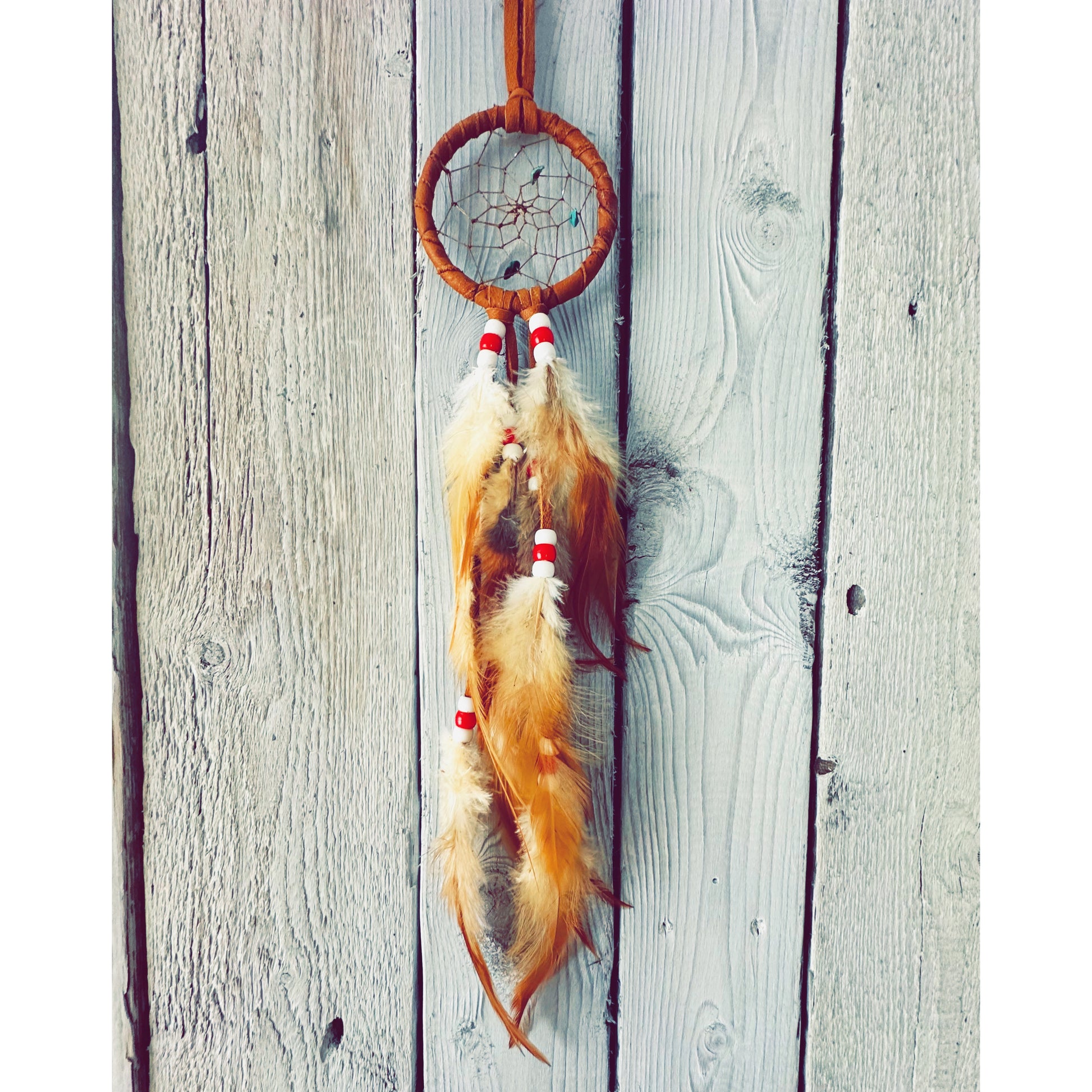 petit capteur de reves brun perles blanche et rouge pour voiture