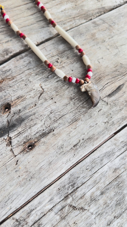 Colliers en griffe d’ours – œuvres artisanales autochtones Esprit animal