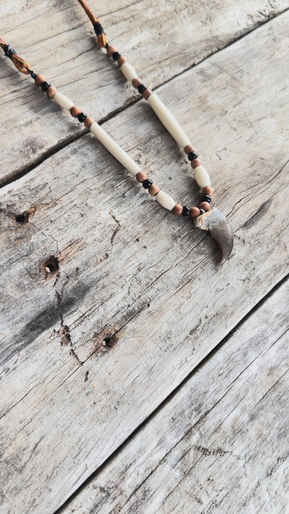 Colliers en griffe d’ours – œuvres artisanales autochtones Esprit animal