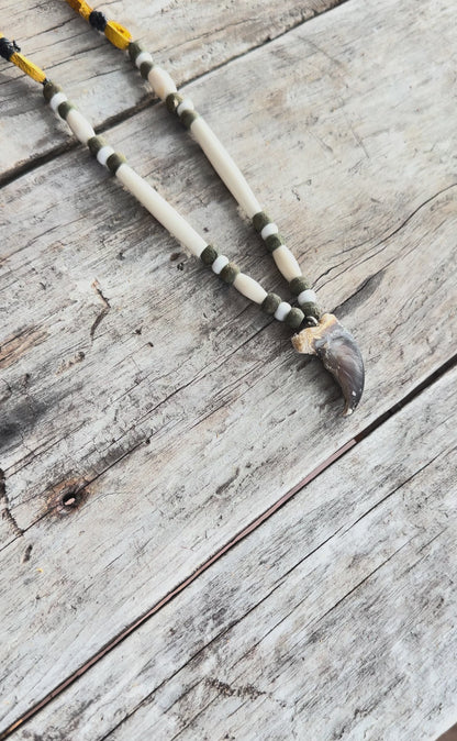 Colliers en griffe d’ours – œuvres artisanales autochtones Esprit animal