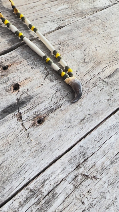 Colliers en griffe d’ours – œuvres artisanales autochtones Esprit animal