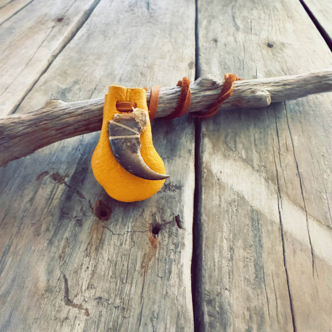 Sac de médecine ours en cuir d’orignal avec griffe authentique – artisanat autochtone