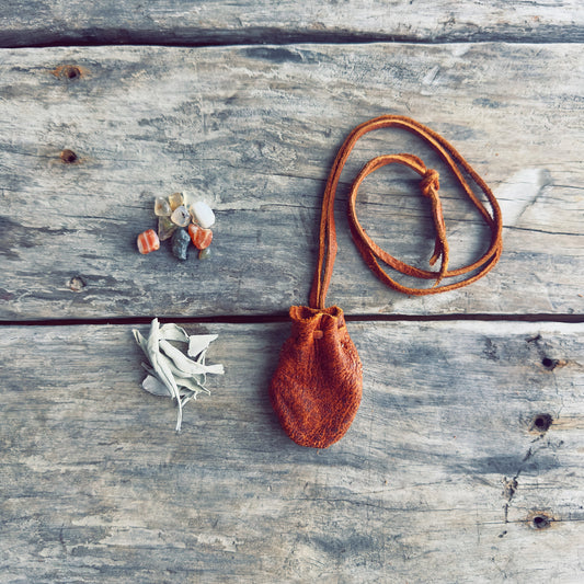 Le marcheur – Sac de médecine traditionnel en cuir d’orignal