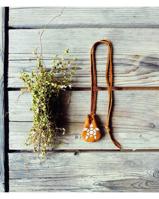Petit Sac de Médecine - Motif Tortue en Cuir d'Orignal Artisanat Autochtone