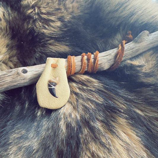 sac de medecine cuir orignal griffe de loup gardien des ames