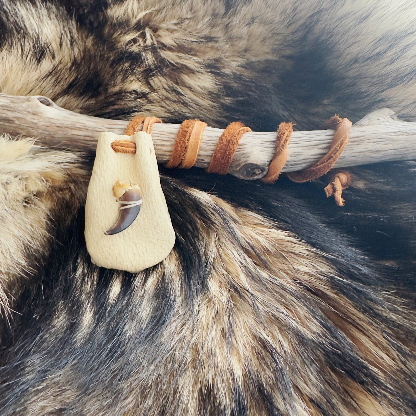 sac de medecine cuir orignal griffe de loup instinct sauvage