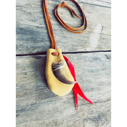 Bear claw medicine bag in genuine moose leather with beadwork, Indigenous handmade