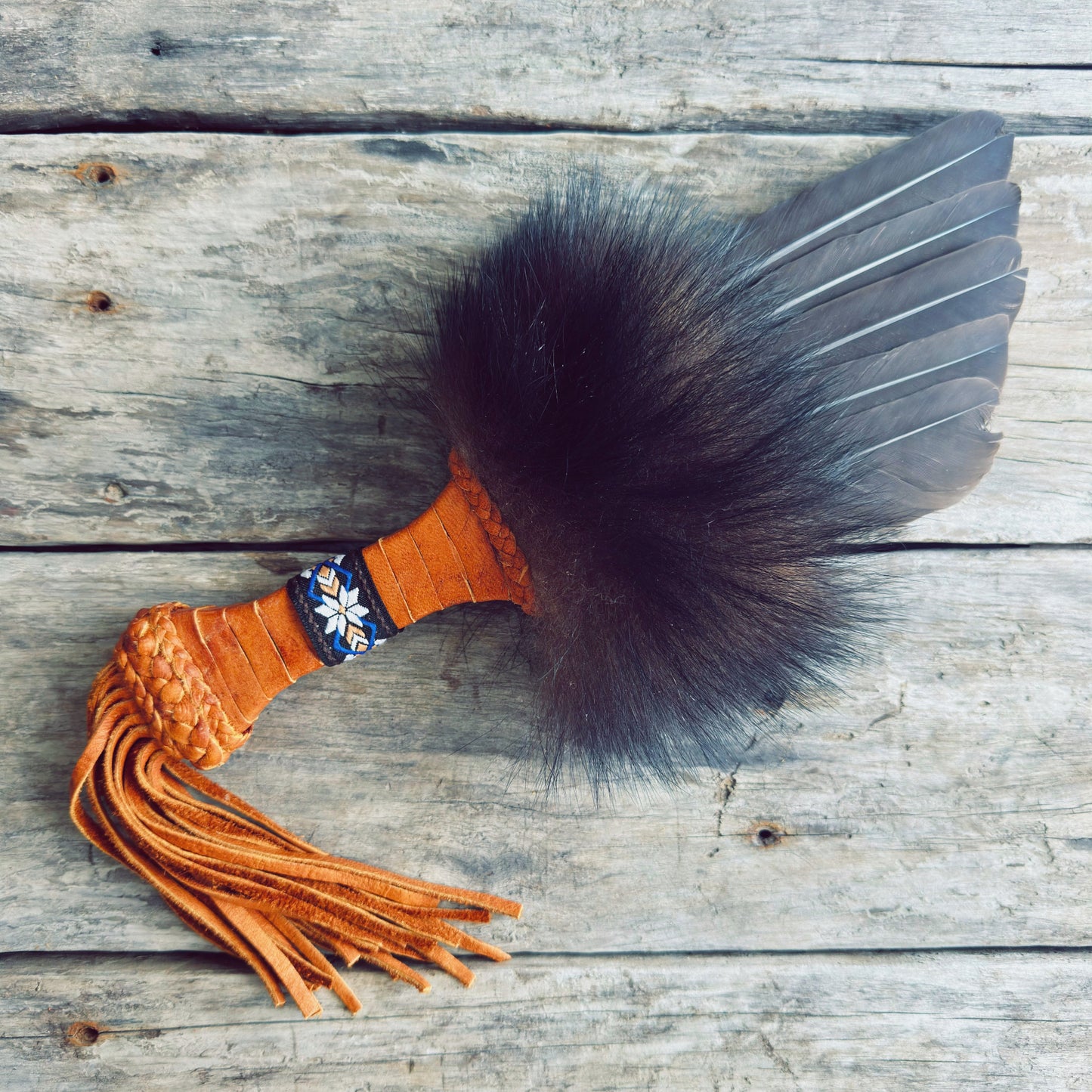 Smudgefan autochtone artisanal en fourrure d’ours noir, plumes naturelles et cuir d’orignal véritable