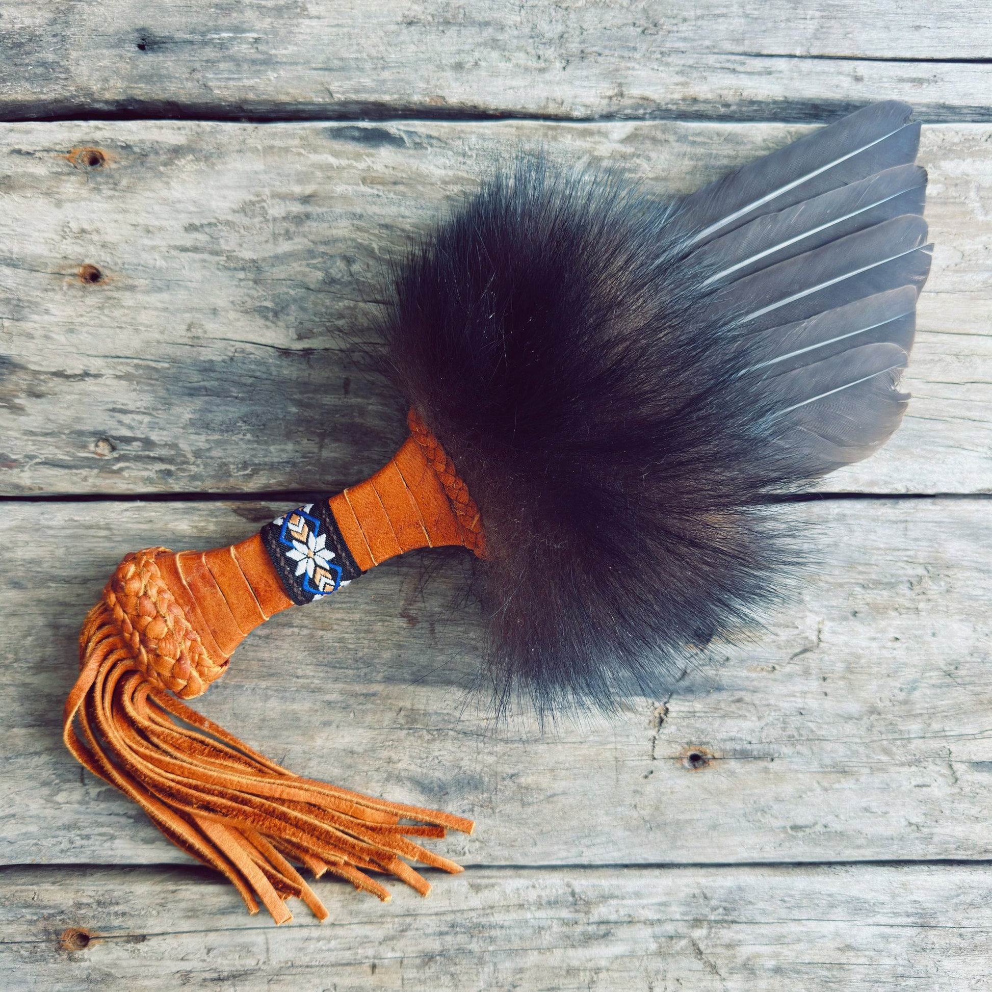 Smudgefan autochtone artisanal en fourrure d’ours noir, plumes naturelles et cuir d’orignal véritable