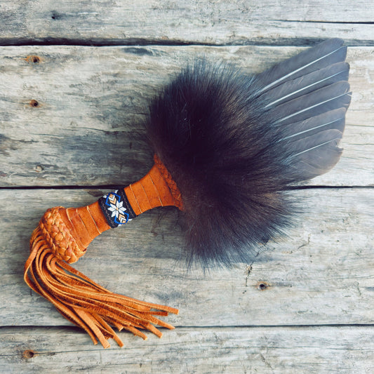 Smudgefan autochtone artisanal en fourrure d’ours noir, plumes naturelles et cuir d’orignal véritable