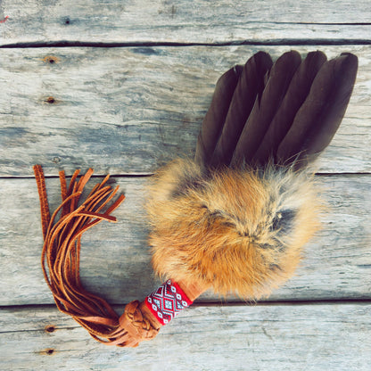 Smudgefan autochtone artisanal avec fourrure de renard roux et plumes naturelles de bernache