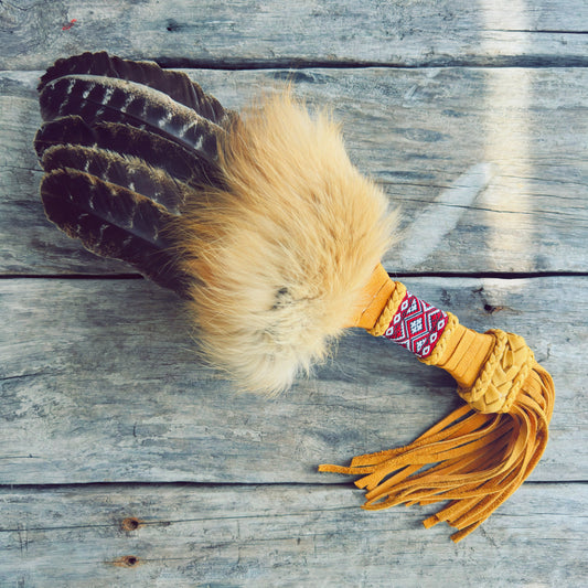 Smudgefan autochtone en fourrure de renard roux, plumes de dindon sauvage et cuir d’orignal véritable fabriqué à la main