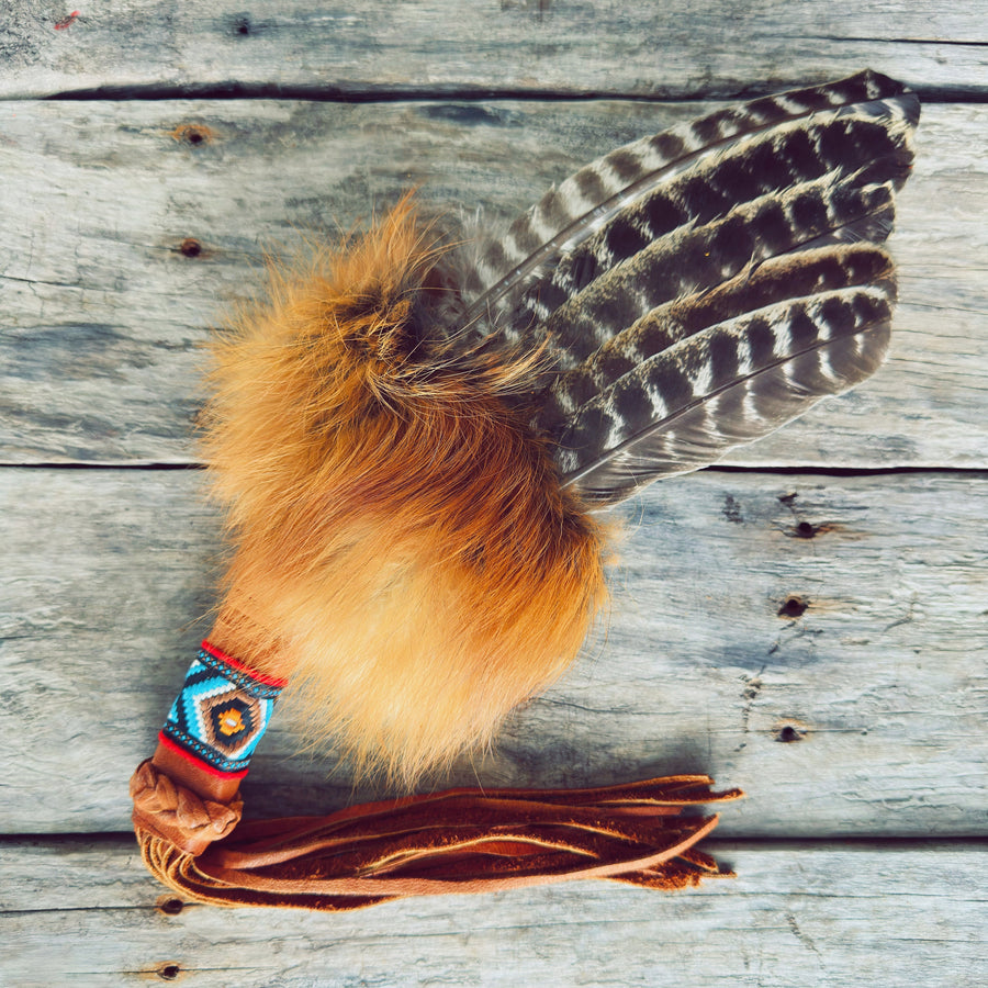 Smudgefan autochtone artisanal avec fourrure de renard roux et plumes naturelles de dindon