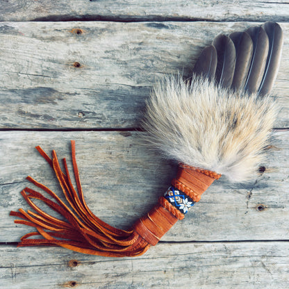 Smudgefan coyote signification animal totem purification énergie négative rituel autochtone cuir d’orignal plumes naturelles
