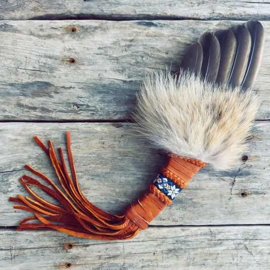 Smudgefan coyote signification animal totem purification énergie négative rituel autochtone cuir d’orignal plumes naturelles