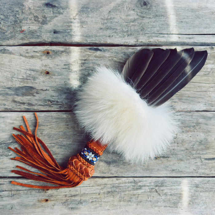 Smudgefan loup blanc – animal totem et purification