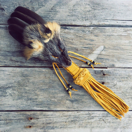 Smudgefan tête de renard véritable animal totem purification énergie négative rituel autochtone cuir d’orignal plumes naturelles