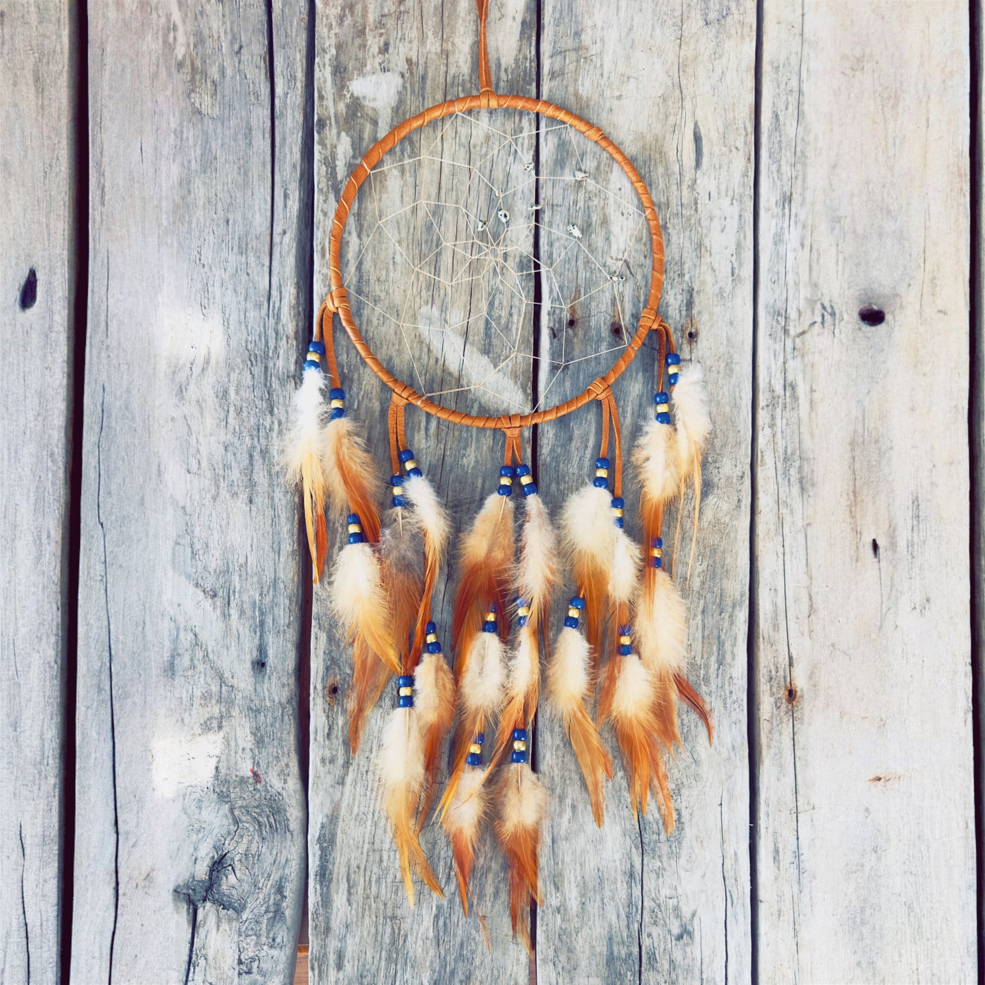 Capteur de rêves autochtone 8 pouces fait main en cuir d’orignal, plumes naturelles et pierres intégrées au tissage
