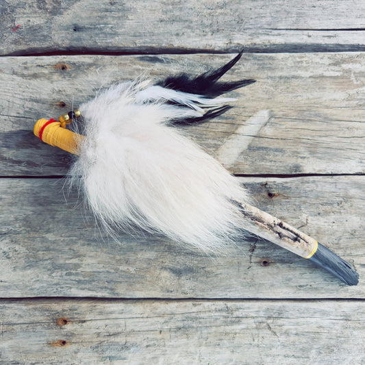 Bâton chamanique autochtone fait main en bois naturel, cuir d’orignal, fourrure véritable et plumes naturelles
