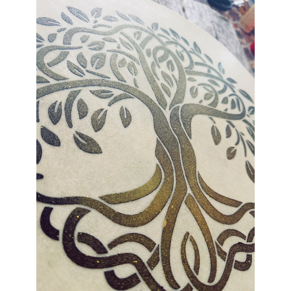 Détail du motif Arbre de vie sur un tambour autochtone artisanal