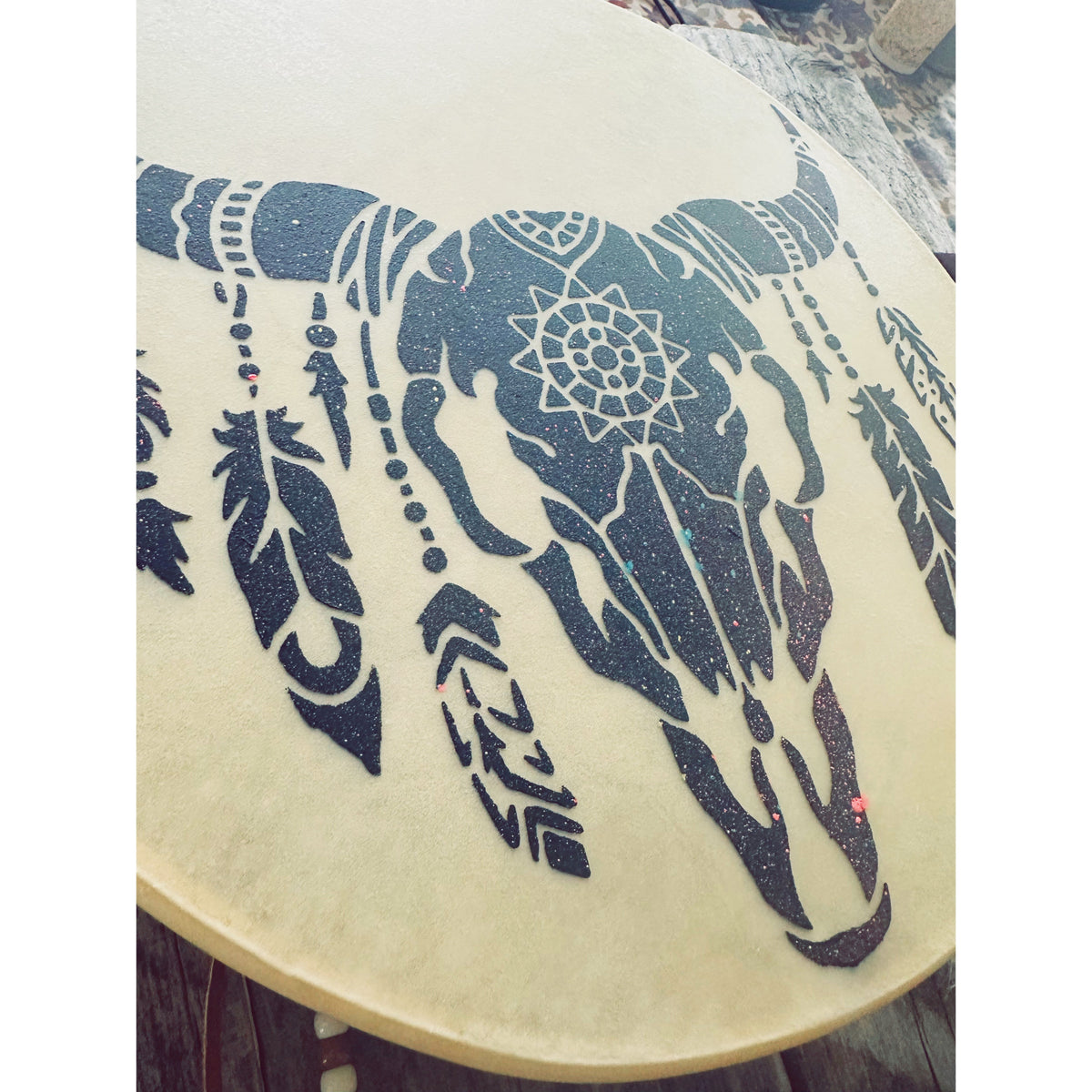Détail du motif Buffle sacré sur un tambour autochtone artisanal