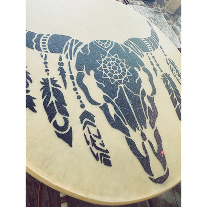 Détail du motif Buffle sacré sur un tambour autochtone artisanal