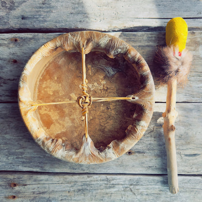 Dos d’un tambour chamanique autochtone en peau d’ours tendue à la main, fabrication artisanale
